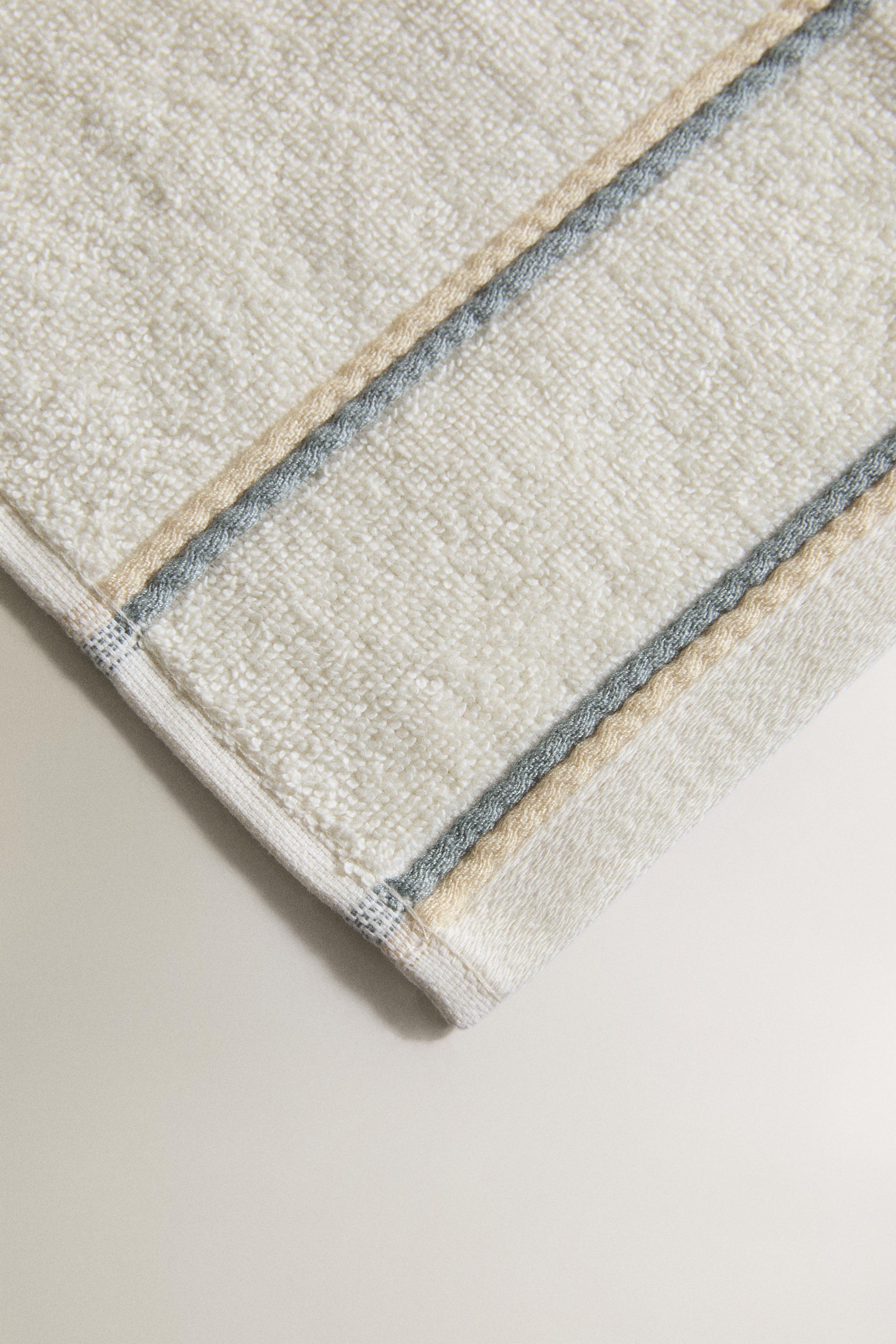 BATH TOWEL WITH DOUBLE CONTRAST PIPING